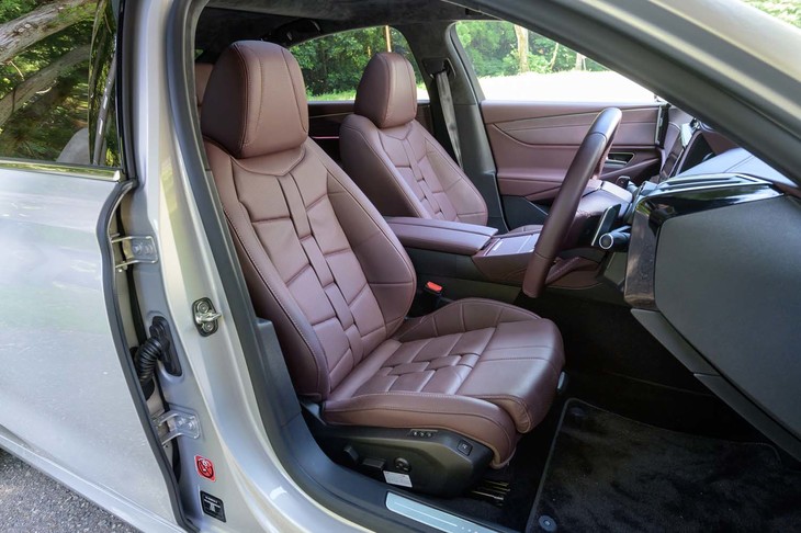 ウオッチストラップをモチーフにしたというシートはヒーターにベンチレーション、マッサージ機能まで完備している。