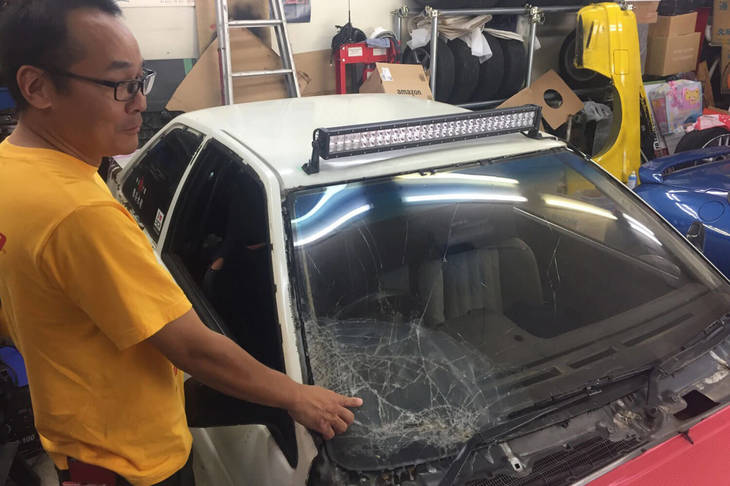 クマの白熱ぶりがうかがえる、“ミサイル”のフロントガラス。