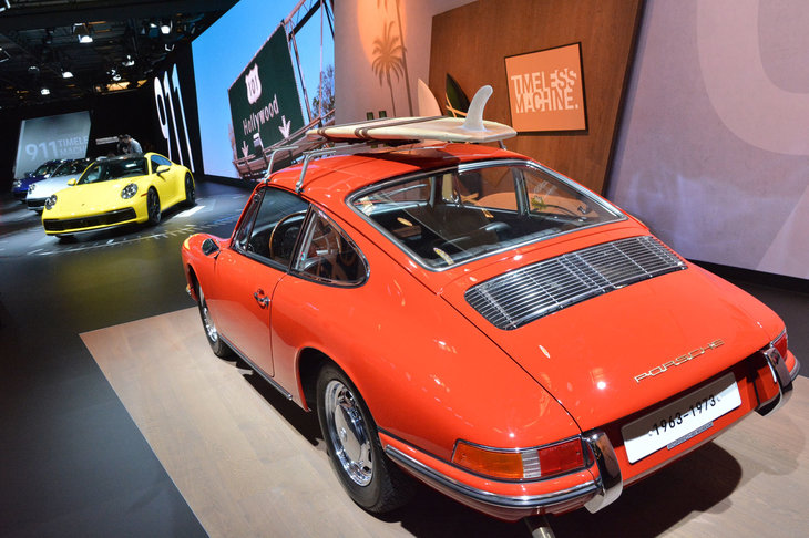 8代目となる新型「911」を発表したポルシェのブースにて、会場の片隅に展示された初代911。サーフィンを載せたキャルルックが大きくフィーチャーされるのがLAならでは。