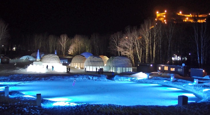 文中で触れた「アイスヴィレッジ」は、星野リゾート トマム内に冬季つくられる“氷の街”。取材日は手前のリンクで、宿泊客とおぼしき少女が見事なスケーティングを見せてくれた。