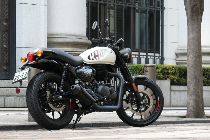 ロイヤルエンフィールドの新世代製品群のなかでも、軽快な走りを特徴とする「ハンター350」。本国にはスポークホイールにリアドラムブレーキの廉価仕様もあるようだが、日本にはキャストホイールに前後ディスクブレーキの上級仕様のみが導入される。