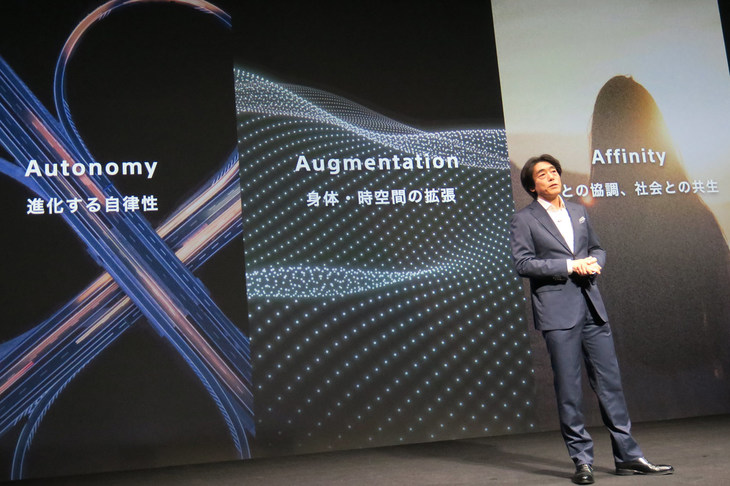 ソニー・ホンダモビリティが掲げる「3A」というコンセプトについて説明する川西氏。その話は、ブランドに共感する人々が集うコミュニティーの創出など、モビリティー事業の枠外にまで及んだ。