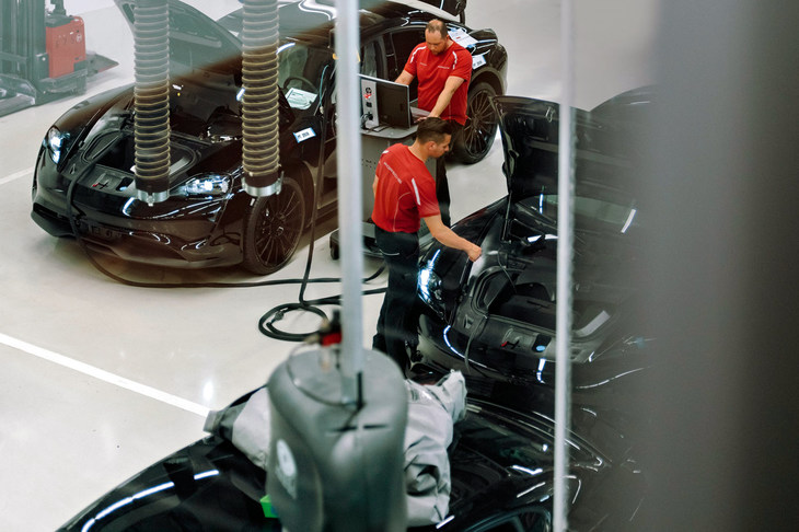 ツッフェンハウゼンの試作車製造部門にて生産される、「タイカン」のプロトタイプ。