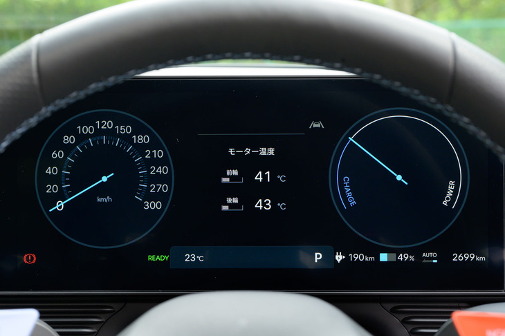 「ノーマル」モード時の液晶メーター。センター部分の表示はカスタマイズできるが、バッテリー温度の管理をいかに重視しているかがよく分かる。