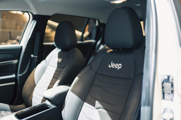 ジープ・アベンジャー アルティテュード（フロントシート）