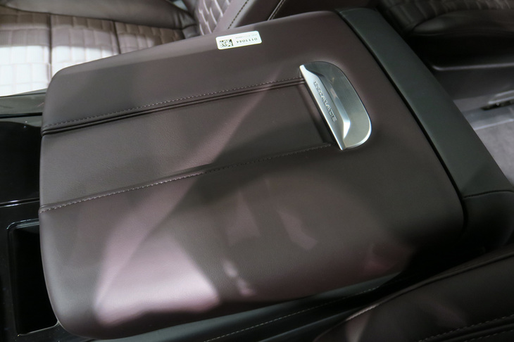 キャデラック・エスカレード スポーツ（センターアームレスト）