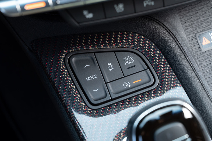 インテリアの装飾パネルには、「プラチナム」にはウッドを、「スポーツ」にはカーボンを採用。プレミアムブランドの製品らしく、いずれもダミーではなく本物の素材を用いている。