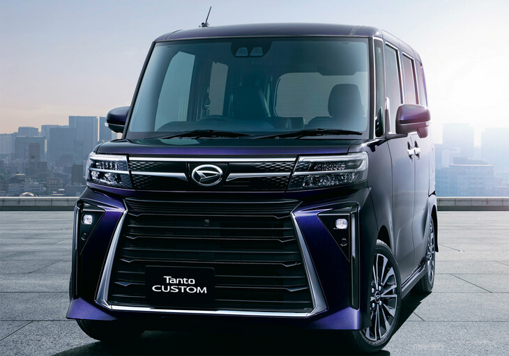 現行型となり、一度はおとなしい方向へと舵を切った「ダイハツ・タント カスタム」だが、マイナーチェンジで“オラオラ系”へと回帰した。見よ！ この巨大なフロントグリルとこれみよがしなメッキの自己主張を。