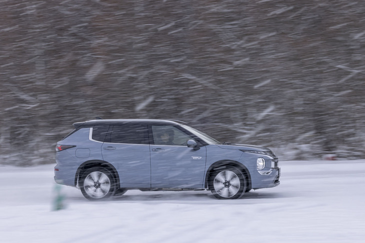 従来型よりも大容量の駆動用バッテリーを搭載し、EV走行換算距離が拡大。システム全体で大出力をより継続的に発生できるようになった。