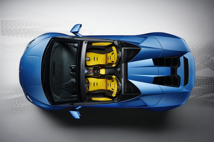 リアのエンジンフードはクーペモデルとは異なる、いわゆるトンネルバックスタイルが採用された。