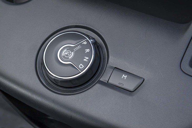 8段ATのセレクターはダイヤル式。その右側にはマニュアル変速モードへの切り替えスイッチがレイアウトされる（変速操作にはパドルを使う）。