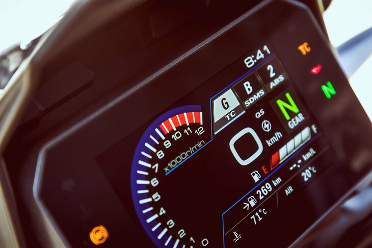 トラクションコントロールには既存の3モードに加え、一定量までリアタイヤのスリップを許容する「G」モードを用意。システムの作動をオフにすることもできる。