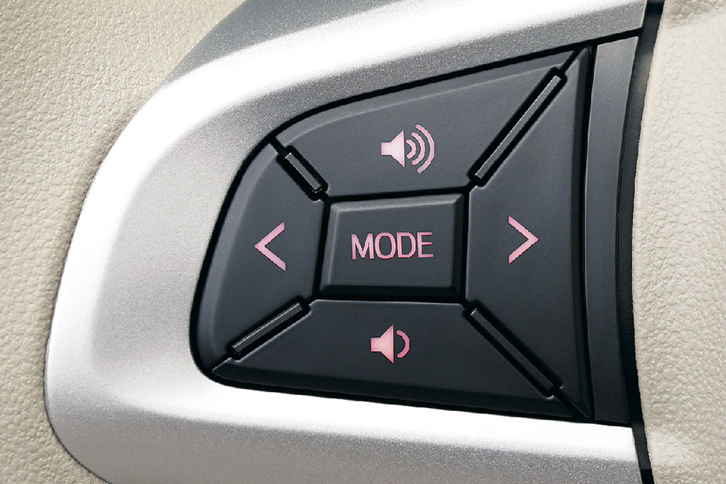 ステアリングホイールの左側スポーク部に備わるスイッチ。運転中も、容易にオーディオの操作ができる。