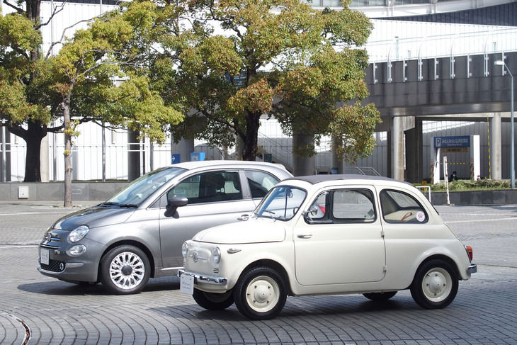 「フィアット500C」（奥）とプリマセリエ（第1シリーズ）と呼ばれる1957年の「フィアット500」（手前）。