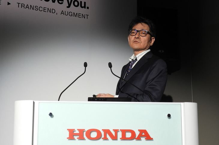 「ホンダ0シリーズ」に投入される技術について説明する、電動事業開発本部 四輪事業戦略統括部の假屋 満BEVビジネスユニットオフィサー。EV専用アーキテクチャーや知能化技術の革新などの解説があったが、記者はなんとなく「その辺はソニー・ホンダモビリティとも一緒にやったほうが、効率よくない？」と思ってしまった。……きっと、いろいろな事情や思惑があるのでしょうけど。