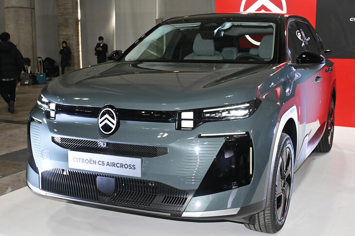 2026年春に発売予定の新型「シトロエンC5エアクロス」。シャープでエッジの効いたエクステリアに生まれ変わった。