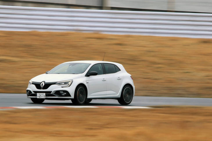 ドライブモードを「レース」に変更すると「4コントロール」の逆位相／同位相の切り替わる速度が高められるほか、ESCがカットされる。