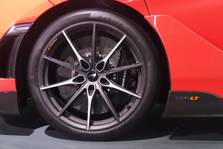 専用開発された「ピレリPゼロ トロフェオR」タイヤを装着。サイズはフロントが245/35R19、リアが305/30R20となる。