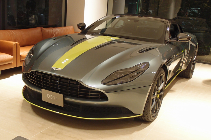 この日は、予定されていたF1マシン（モックアップ）の展示は取りやめ。その代わりというわけではないが、アストンマーティンの高性能市販モデル「DB11 AMR」が国内で初披露された。写真の個体は、そのドレスアップ仕様「シグネチャーエディション」。