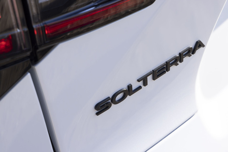 【スバル・ソルテラET-HSのスペック】ボディーサイズ：全長×全幅×全高＝4690×1860×1650mm／ホイールベース：2850mm／車重：2040kg／駆動方式：4WD／モーター：永久磁石同期式電動モーター／フロントモーター最高出力：227PS（167kW）／フロントモーター最大トルク：268N・m（27.3kgf・m）／リアモーター最高出力：120PS（88kW）／リアモーター最大トルク：169N・m（17.3kgf・m）／システム最高出力：342PS（252kW）／タイヤ：（前）235/50R20 104Q XL／（後）235/50R20 104Q XL（ヨコハマ・アイスガードiG70）／交流電力量消費率：135Wh/km（WLTCモード）／一充電走行距離：622km（WLTCモード）／価格：605万円　
	
	【取材時の燃費データ】テスト距離：196.8km（市街地1：高速道路7：山岳路2）／消費電力量：--kWh／参考電力消費率：6.2km/kWh