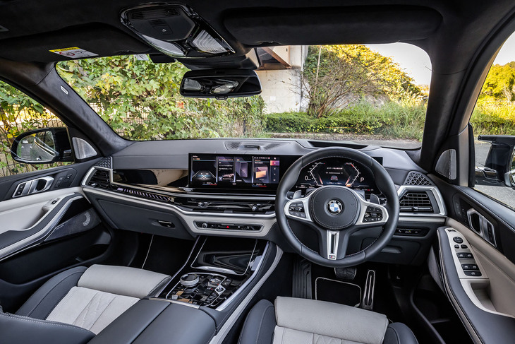 12.3インチの液晶メーターパネルと14.9インチのコントロールディスプレイで構成される巨大なカーブドディスプレイを採用。操作インターフェイスも最新世代のものにアップデートされている。