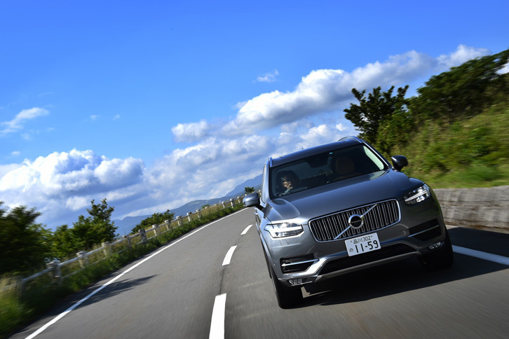 ワインディングロードを行く「XC90」。ボルボの新世代プラットフォーム「SPA」が採用された最初のモデルとなる。