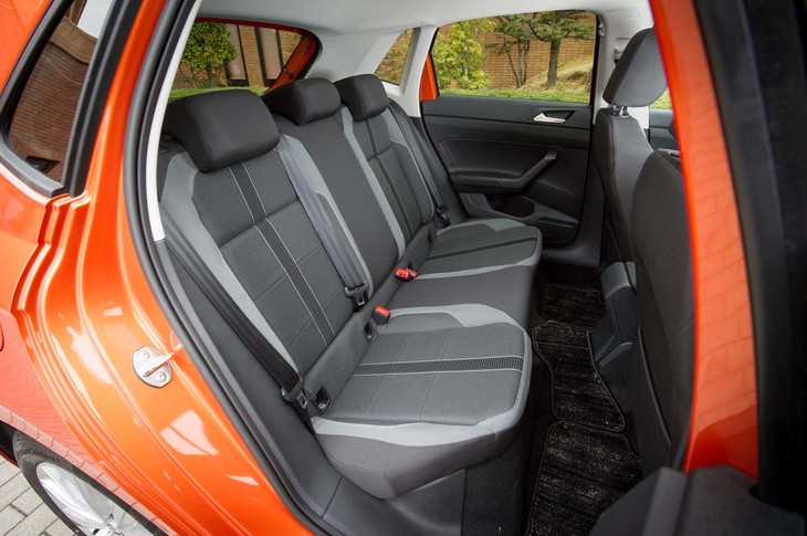 ホイールベースを延長したことにより、リアの足元スペースが広くなっている。