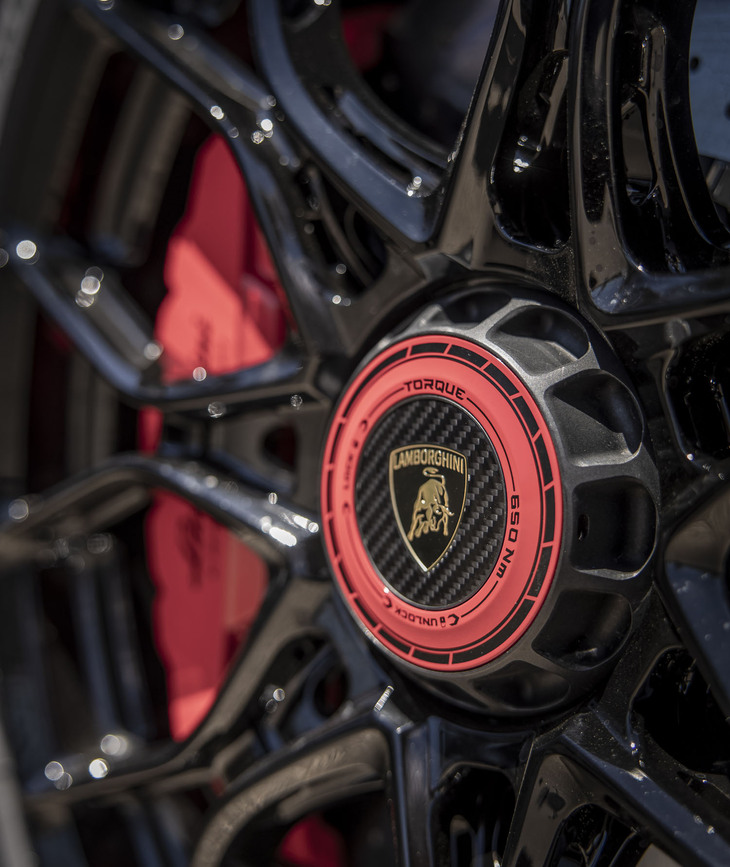 「レヴエルトSV」は、センターロック式の軽量ホイールを装着。ブレーキキャリパーの色は12色から選べる。