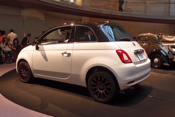 ボディーの白い部分には、3層仕上げの特別色「アイスホワイト」が採用されている。