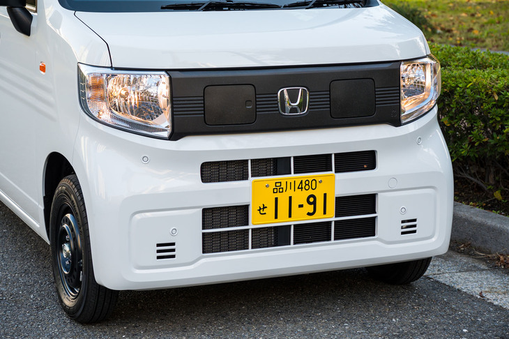 エクステリアデザインはエンジン車の「N-VAN」と変わらない。巨大なハロゲンランプの主張が大きい。