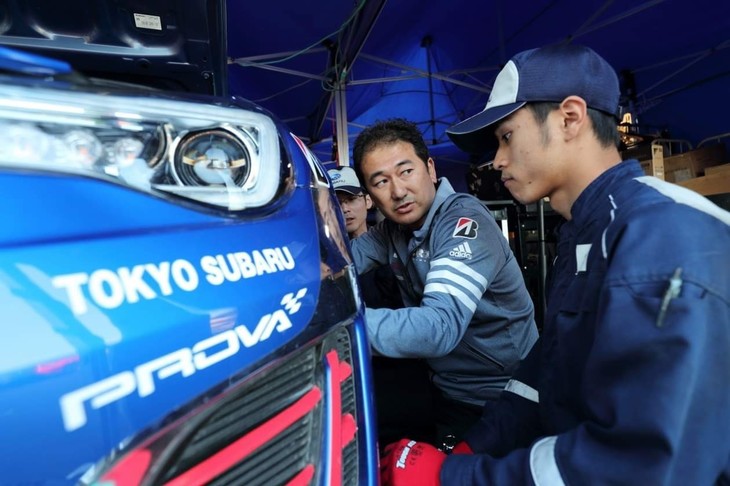 朝礼が終わると早速、走行に向けての車両確認へと移ります。担当車両や作業についての細かい注意点などレクチャーを受けながら、慎重に進めていきます。