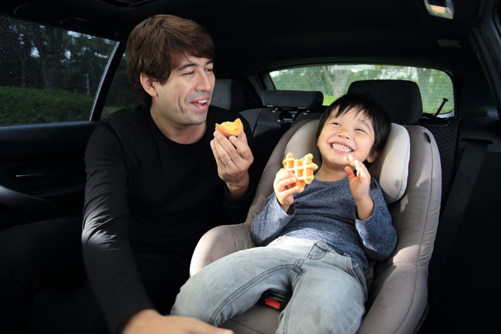 夢中で体を動かしたあとは、車内でおやつタイム。サッシャさんはタルトを、息子さんは大好きなワッフルをチョイス。どちらも食べこぼしが気になるところ。