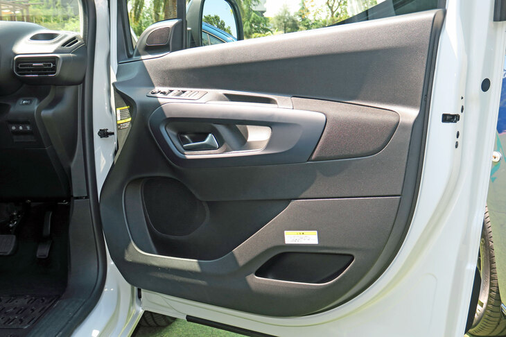 フィアット・ドブロ（フロントドアトリム）