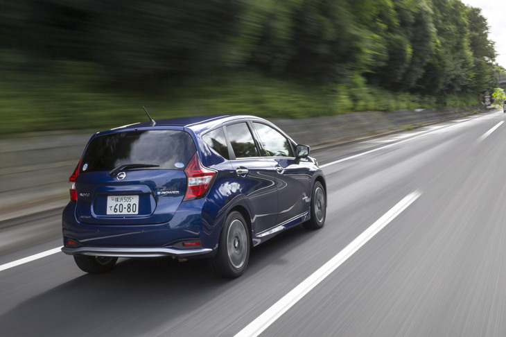 今回は、高速道路を中心に約400kmを試乗。燃費は満タン法で16.0km/リッター、車載の燃費計で16.7km/リッターを記録した。