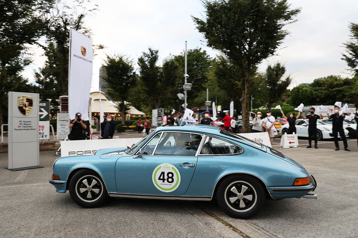 美しいライトブルーメタリックに塗られた1973年「911 T」。