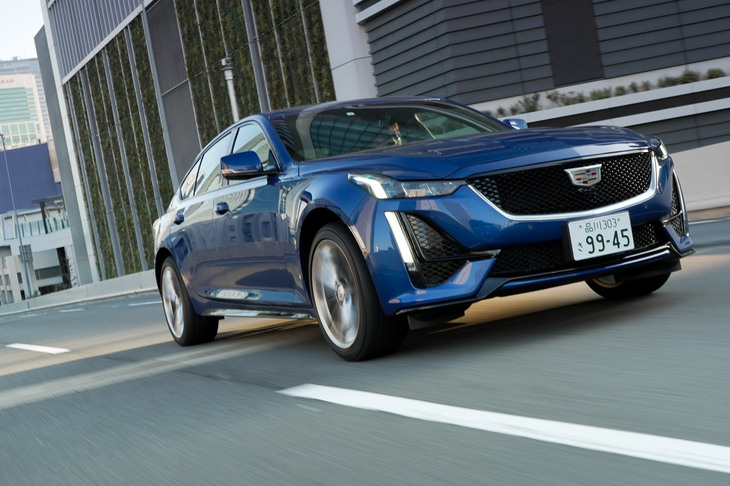 コンセプトモデル「エスカーラ」ゆずりのスタイリングが目を引く「CT5」。「シボレー・カマロ」などにも使われる「アルファアーキテクチャー」をベースに開発された、Eセグメントセダンだ。