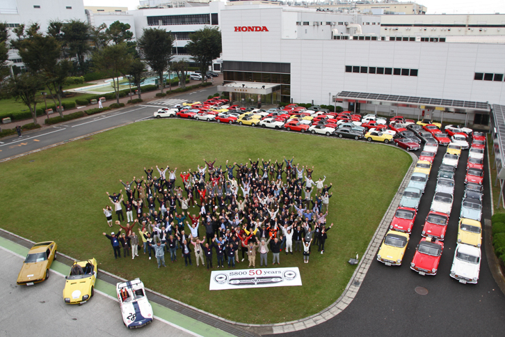 狭山工場にて、参加者全員と全車両で記念撮影。左手前の3台は、1960年代に作られた、希少なSベースのスペシャル。