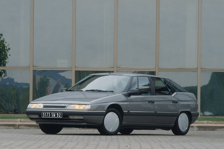 ベルトーネが手がけた直線的なデザインが特徴の「XM」。