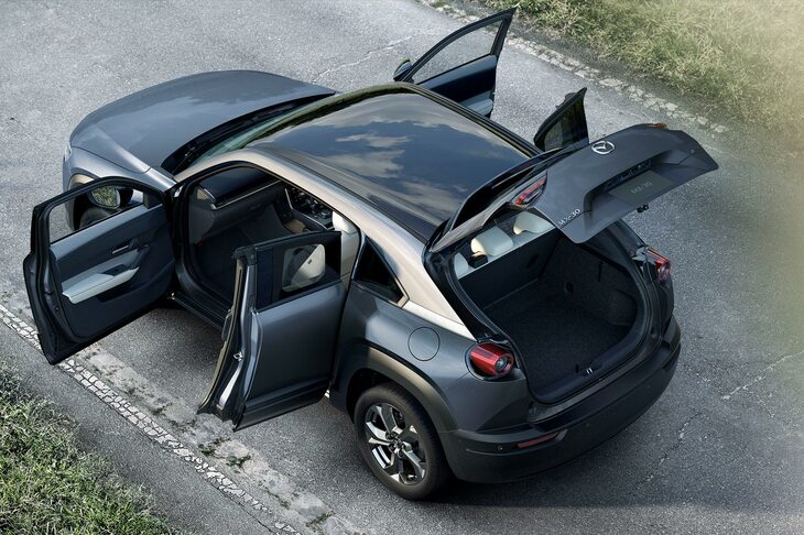 いろんな意味で挑戦的なモデルだった「MX-30」だが、観音開き式のドアを含め、元カーデザイナーの識者の目には「ここがその形である必然性というか、説得力が薄い……」と映ったようだ。