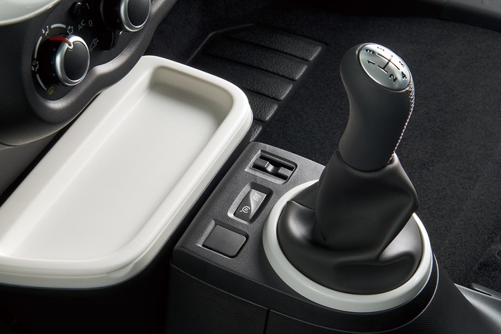 5段マニュアルトランスミッションのシフトノブ。