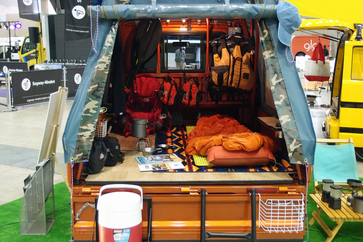 「バグトラック」の室内。車両の荷台の上にすでにテントが張られているわけで、キャンプ場などでテントを設営する手間がない。「小型テントをザックで背負って好きな場所で野営するように、もっと気軽に自然と一体化したい」がコンセプトとされている。