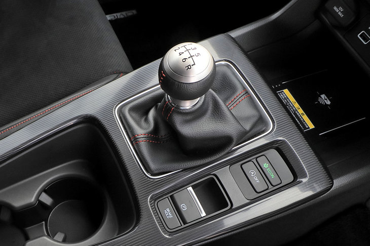 心地よい操作感を実現する6段MTのシフトノブ。握りの形状はグレードによって異なり、「EX」には革の巻かれた球状のものが採用される。