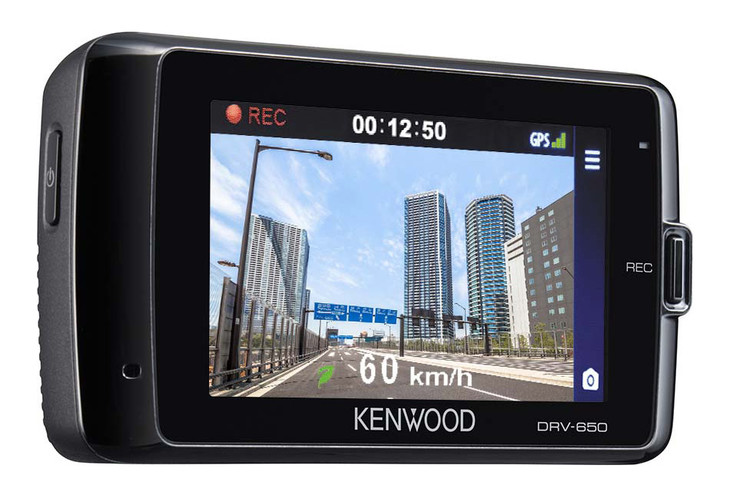 室内側から見たDRV-W650。走行時の画面には録画経過時間、GPSの感度、走行速度のほか状況に応じて前方衝突警告などの運転支援の表示も出る。グリーンのアイコンはエコドライブができているとの表示。