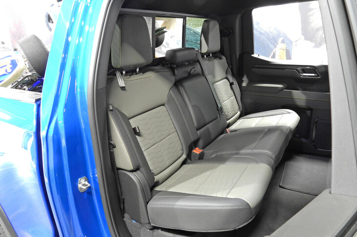 シボレー・シルバラードZR2（リアシート）