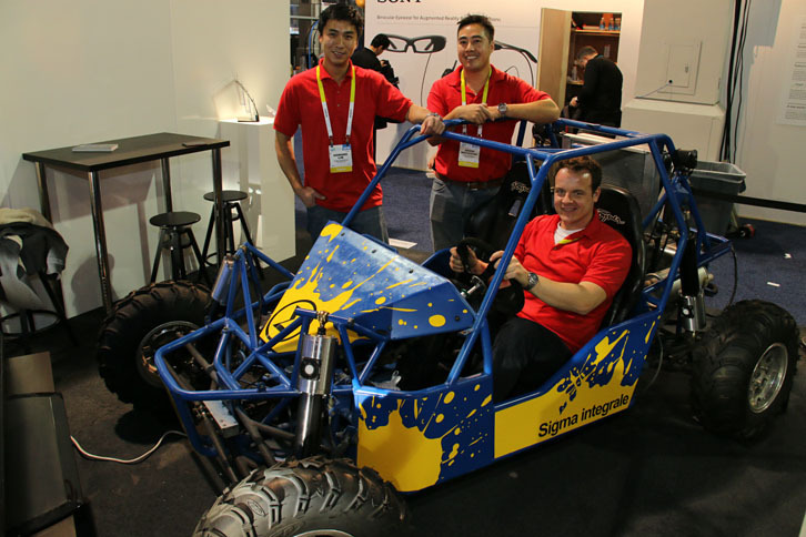 カナダでバーチャルリアリティーマシンを手がけるベンチャー企業、シグマ・インテグレールの若きファウンダーたち。「カナダは雪の期間が長いことも、ドライビングゲーム人気の背景にあります」