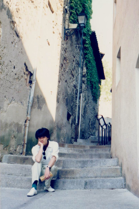 アヴィニヨンの街角でファッション誌風にキメる。