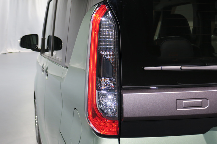 三菱デリカミニTプレミアム（リアコンビランプ）