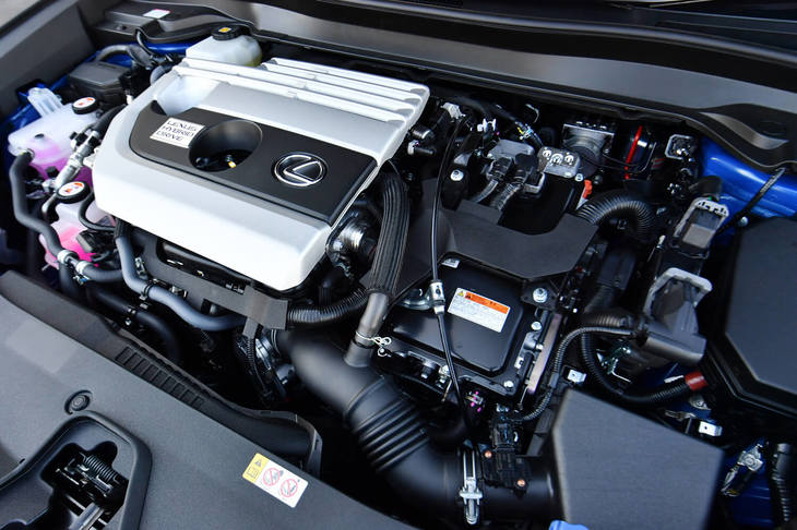 新開発の2リッター直4エンジンをベースとするハイブリッドシステム。JC08モードの燃費値は、最高27.0km/リッター（FF車の場合）を記録する。