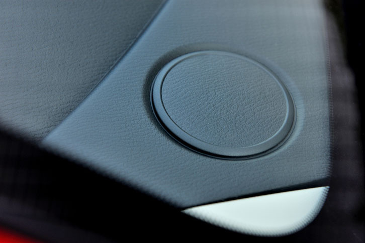 ダッシュボードの両端に施された、この丸い整形は？ 上級グレードではここにスピーカーが埋め込まれる。