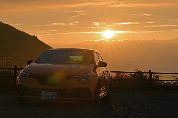 高ボッチ高原の展望台には6時ちょうどに到着。早起きしたかいがあったと思わせる美しい日の出だ。